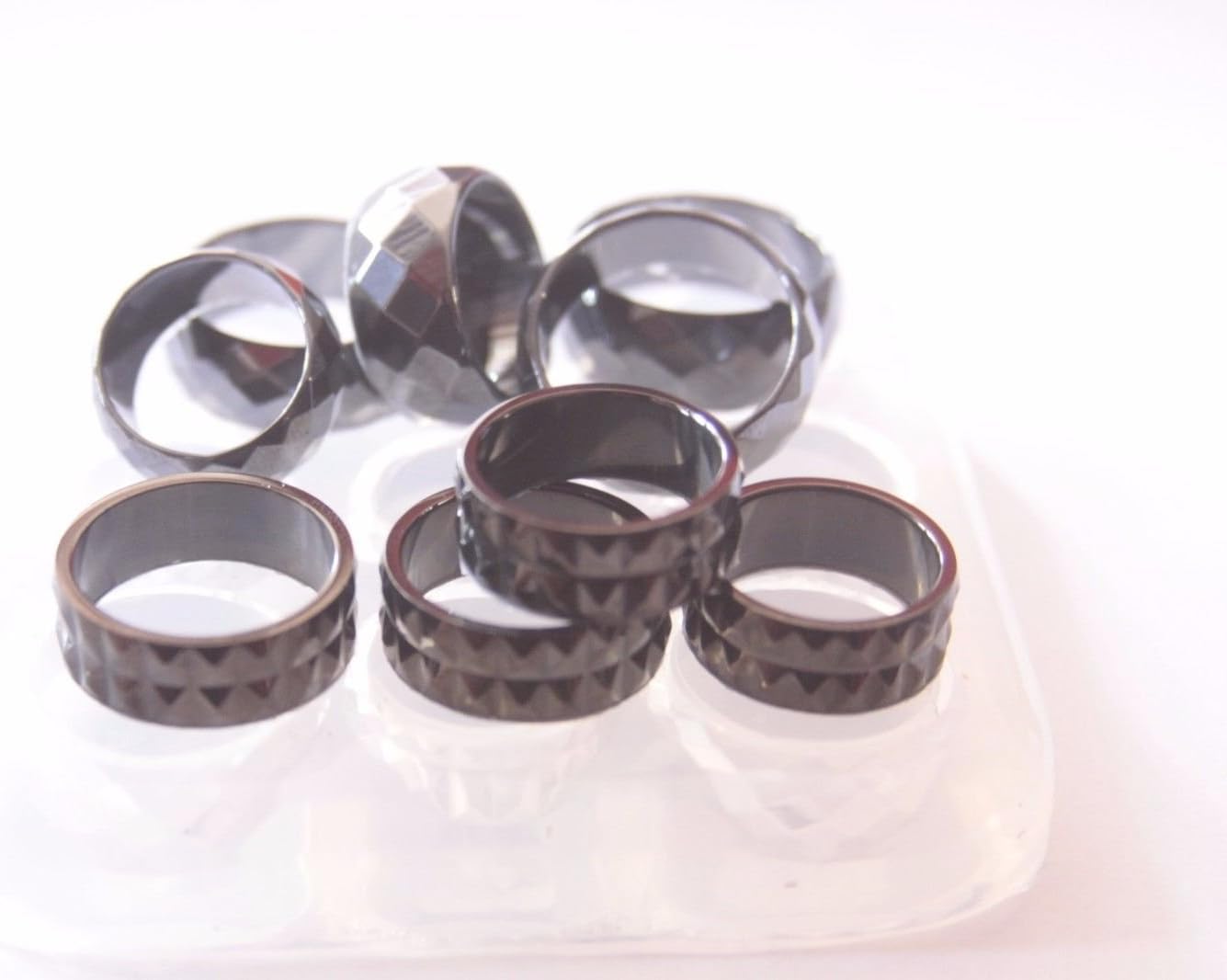 Silicone mold to make personalized rings, using epoxy resin and other ingridients to make any style. Clear Silicone mold - 4pc size ; 7,8,9,10 5pc size - 6,8,11,11.25,13 (z-42)