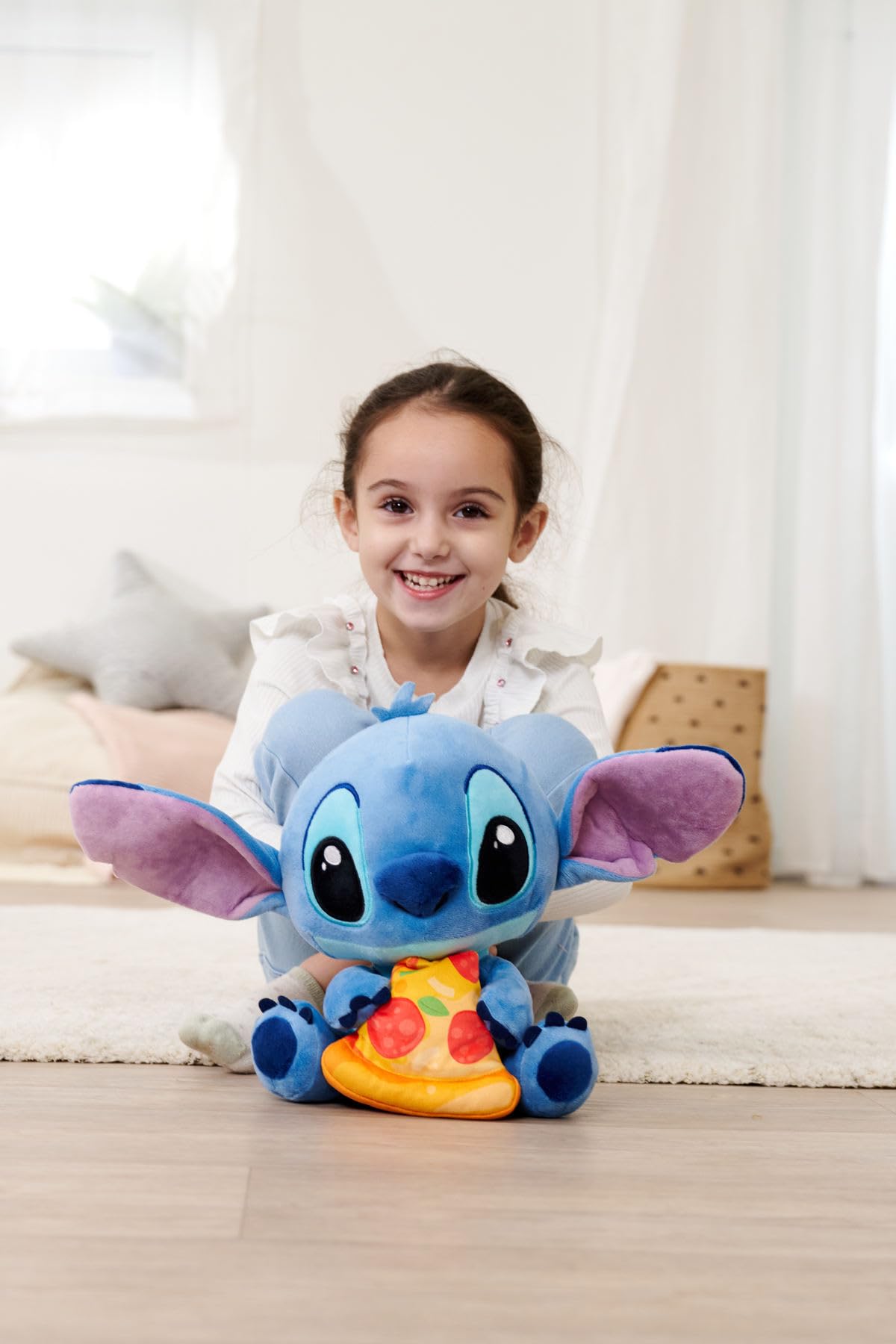 Simba Disney Stitch Kuscheltier mit Pizza – Plüschfigur zum Knuddeln, mit Pizza‑Stück in der Hand, ikonischer Disney‑Klassiker für Fans und Kinder, blau, 25 cm, ab 0 Jahren 5