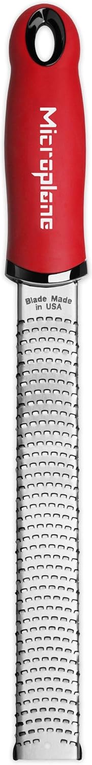 Microplane Zester Reibe Fein Rot Edelstahl aus der Premium Classic Serie für Zitrusfrüchte, Hartkäse, Ingwer, Schokolade, Muskatnuss und Trüffel