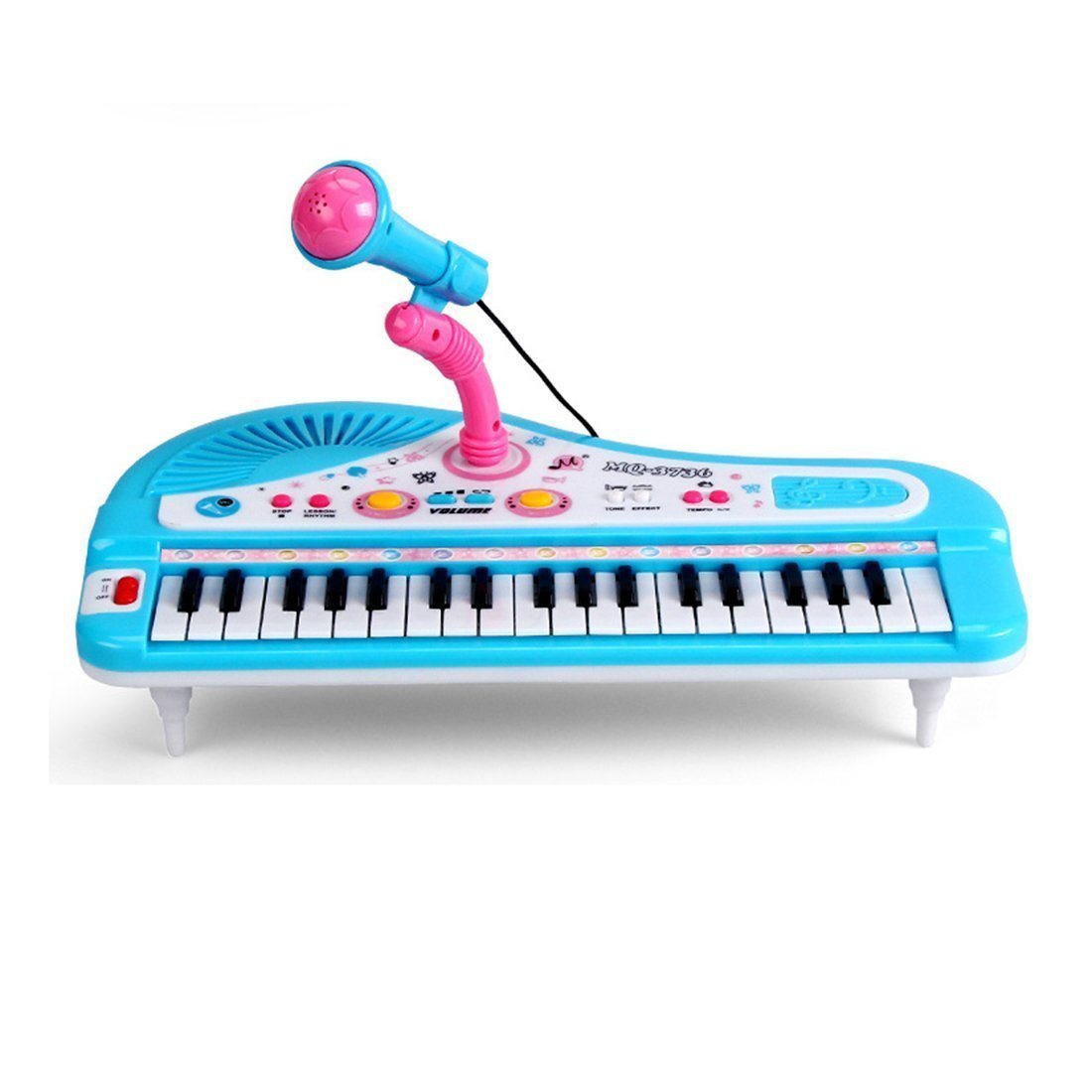 piano de niña con microfono