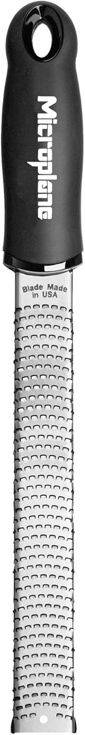 Microplane Zester Reibe Fein Schwarz Edelstahl aus der Premium Classic Serie für Zitrusfrüchte, Hartkäse, Ingwer, Schokolade, Muskatnuss und Trüffel
