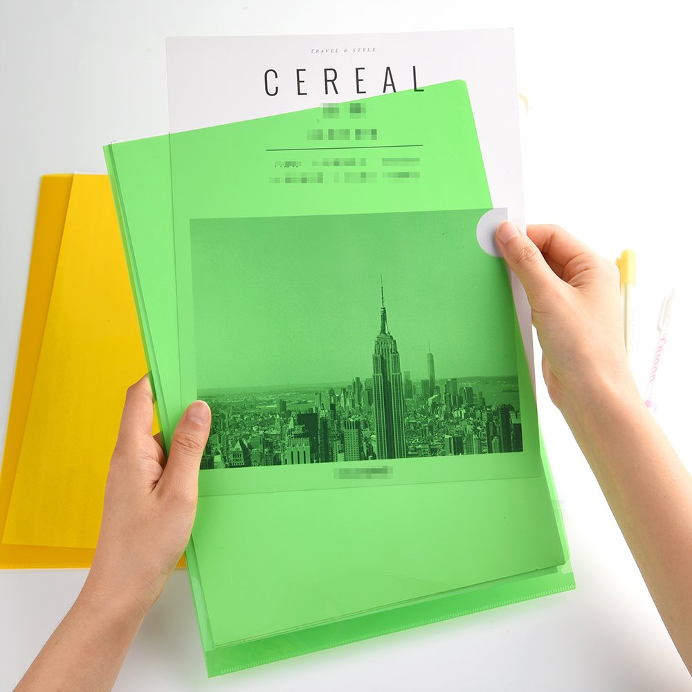 Pack de 25 fundas transparentes de plástico de colores. Para tamaño A4.