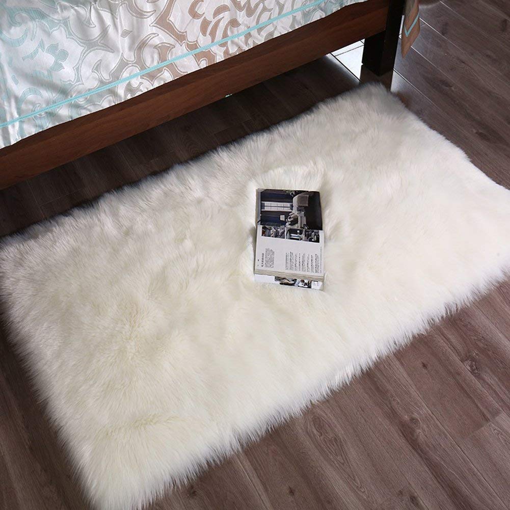 DQMEN Faux Fur Rug White Soft Fluffy Rug Shaggy Rugs Faux Sheepskin Rugs Floor Carpet for Bedrooms Living Room Kids Rooms Decor (White, 23.6 x 35.4 inch)
