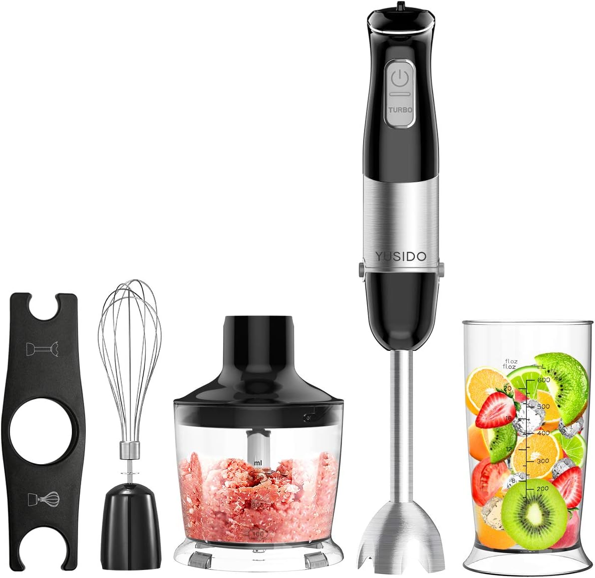 ブレンダーのアタッチメントと容器に入った肉や果物などが並んでいる様子