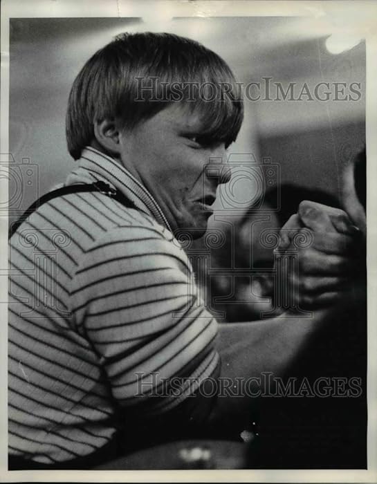 Historic Images - 1975 Press Photo Arm Wrestling Jo Curtis Dave Martin Eureka Ca