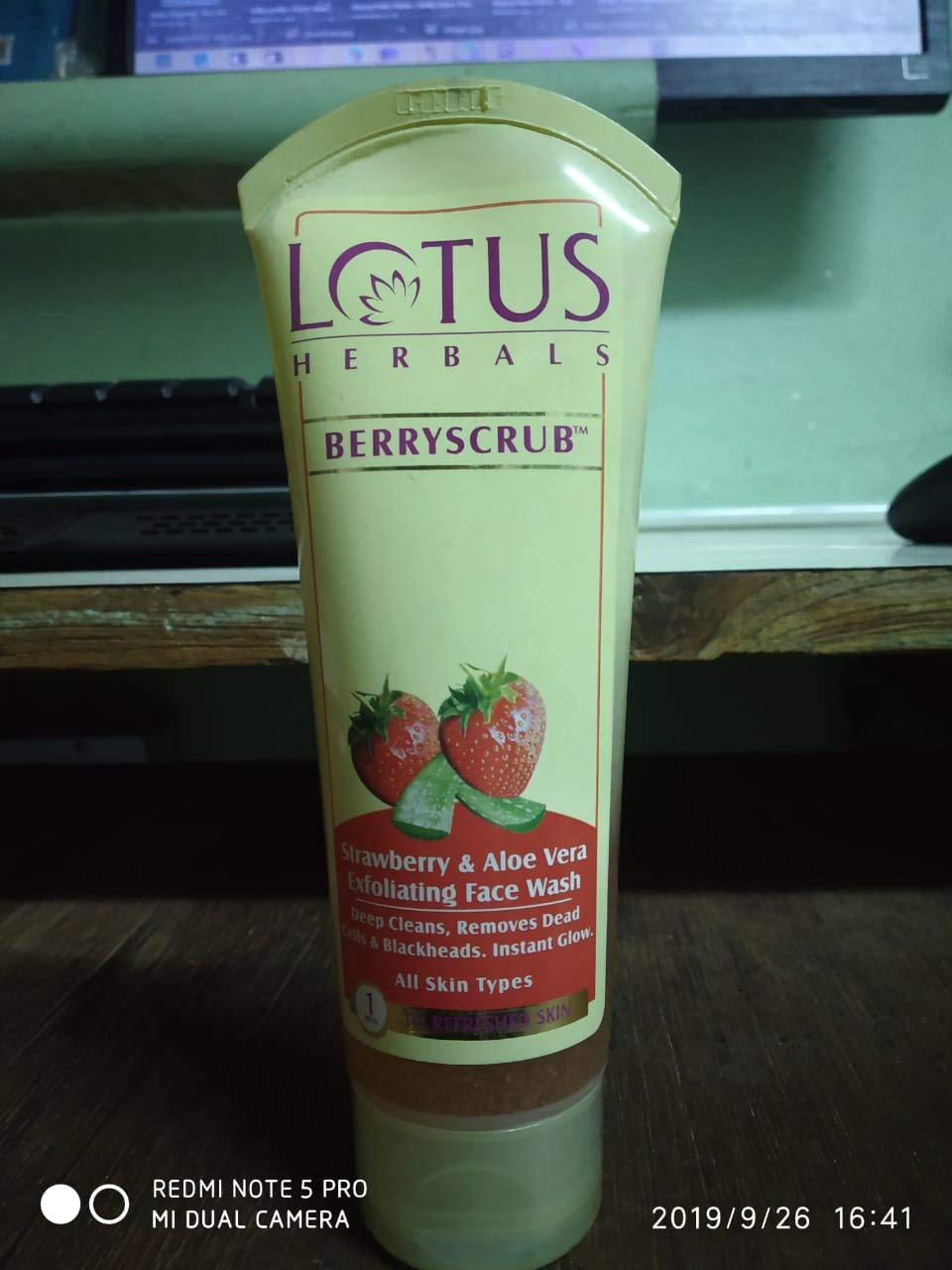 lotus face wash strawberry