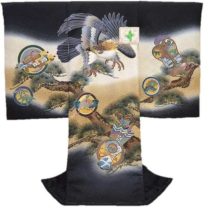 Amazon Co Jp お宮参り着物 男の子 赤ちゃん着物 男児 祝い着 産着 正絹 鷹 刺繍 松柄 ハイクラス 黒地 Om M 635 家紋入れ 五ツ紋 無料 お守りフードセット 贈答用化粧箱 きもの保存用たとう紙 プレゼント 服 ファッション小物