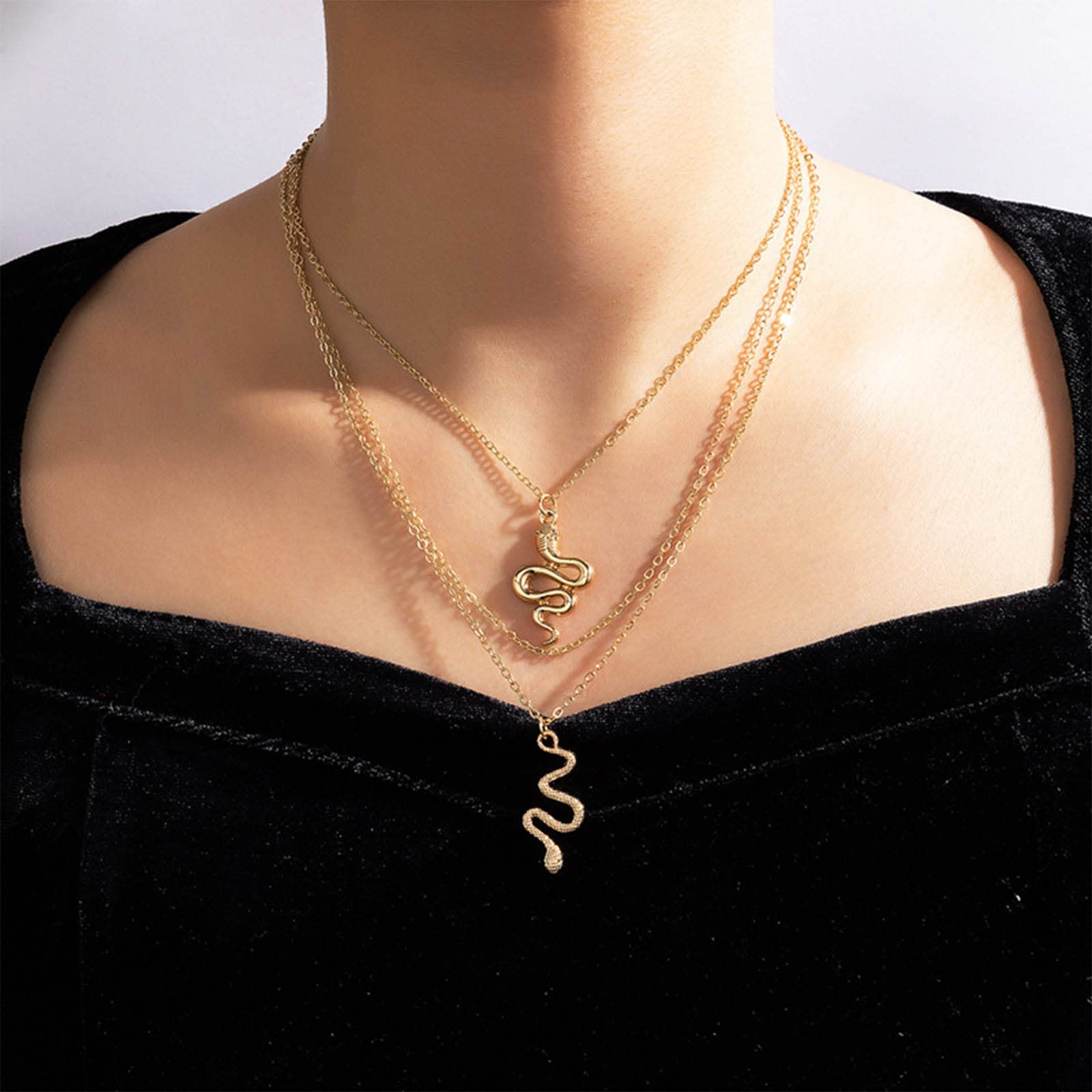 Yienate Fashion Snake Necklace Choker Unique Layered Snake Pendant Medusa Necklace Lucky Gold Snake Necklace Charming Multi-Layered Jewellery for Women and Girls