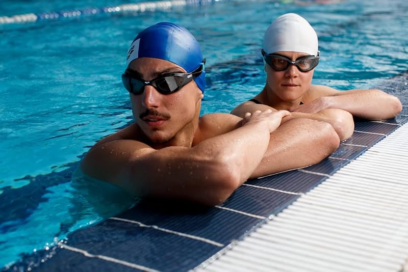The One Occhialini Nuoto Unisex Adulto, Occhialini Piscina con Ampie Lenti, Protezione UV, Ponte Nasale Autoregolante, Guarnizioni Orbit-Proof, Lenti con Trattamento Anti-Appannamento — foto 6 di 8