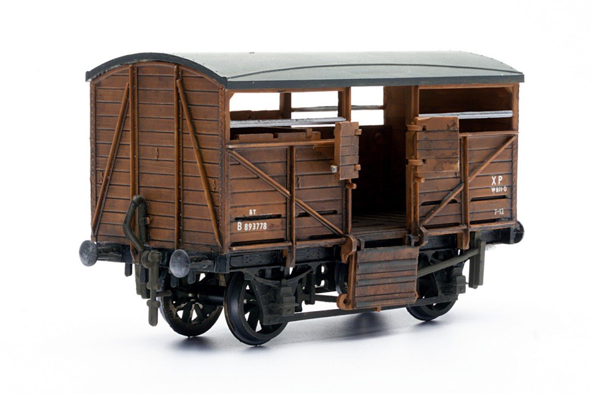 Dapol Model Railway Cattle Wagon Plastic Kit - OO Scale 1/76