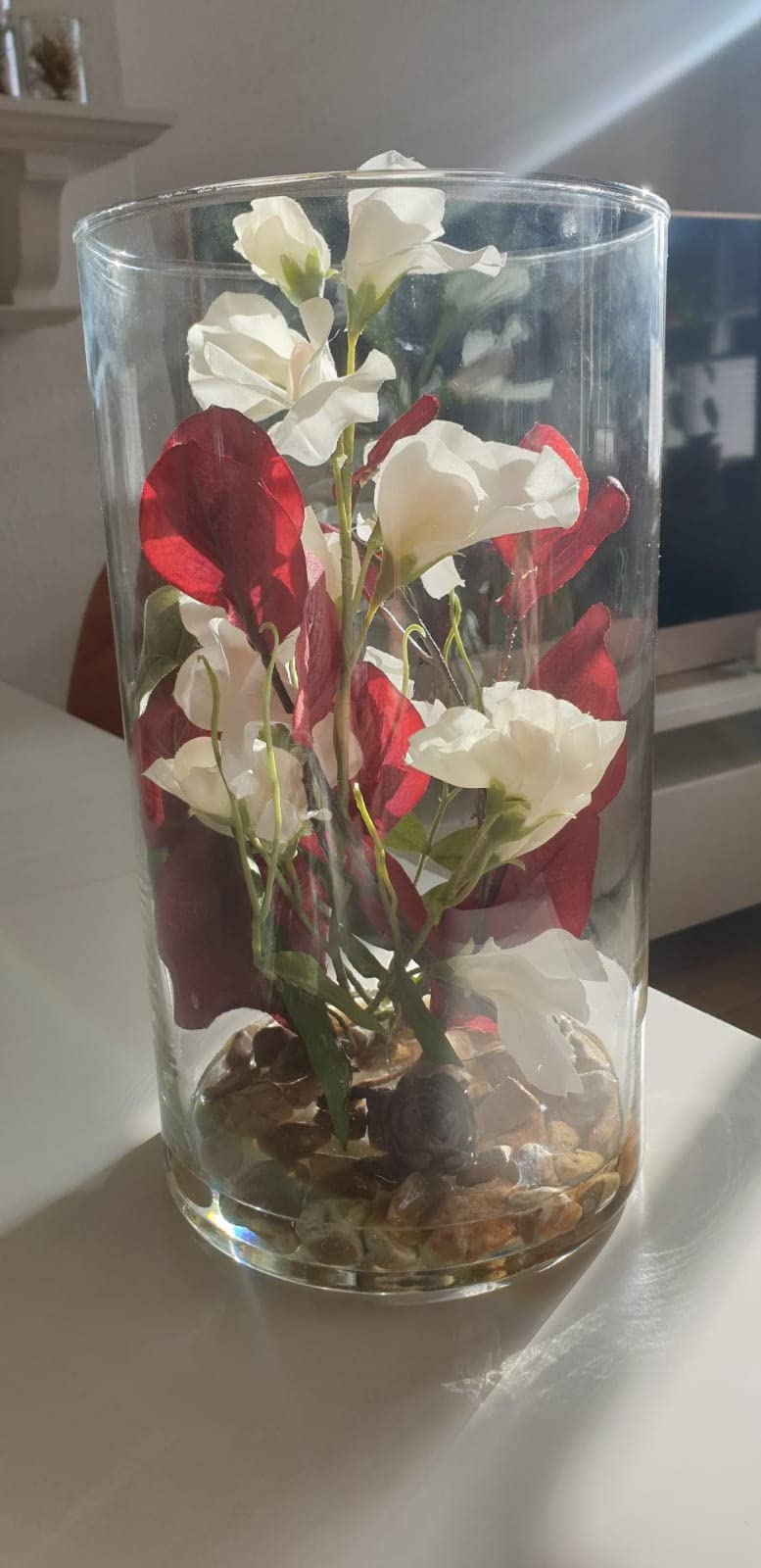SMArtDecor Ltd - Decorative Artificial Sweet Pea and Eucalyptus Arrangment 16x16x29cm set in Faux Water, Handcrafted Vase. Faux Water (Red)