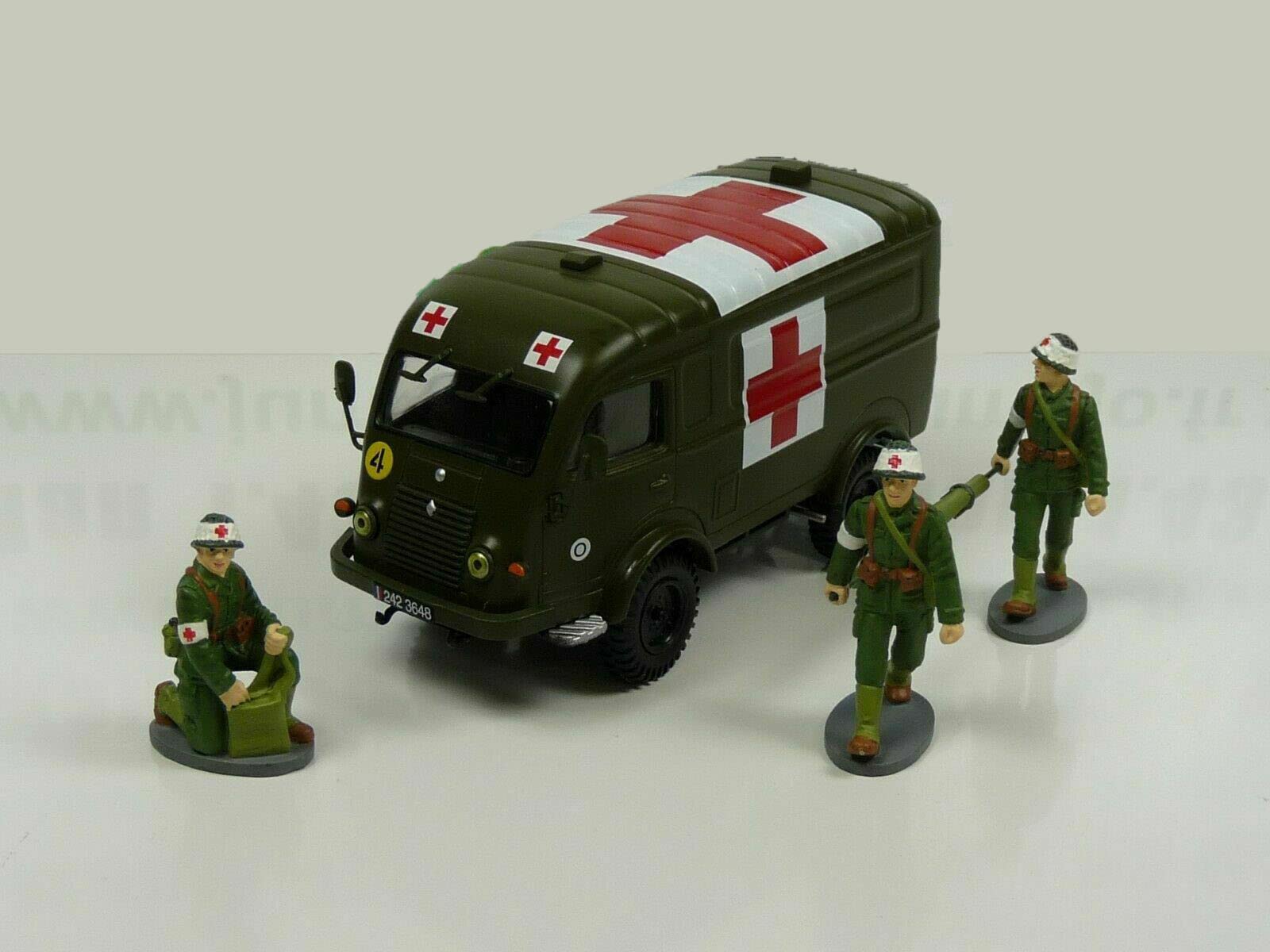 OPO 10 Renault R2087 Military Ambulance Toy Vehicle with 3 Nurses of the French Army of the Algerian War 1:43 Scale