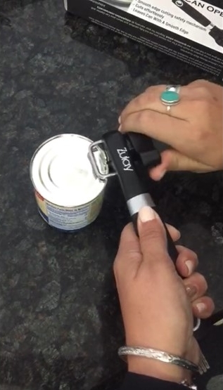 Watch Open Cans Safely with the Zulay Smooth Edge Can Opener ...