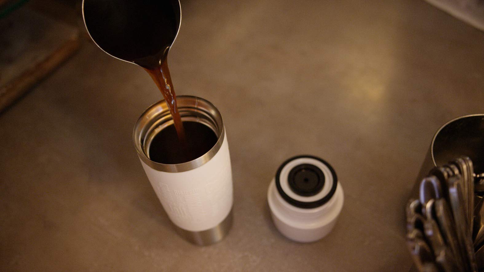 Emsa Travel Mug Classic Grande Thermobecher, 500 ml, Isolierbecher hält 6h heiß, 12h kalt, auslaufsicher, Quick-Press-Verschluss, 360 Grad-Trinköffnung, Kaffeebecher to go, Schwarz, 515615