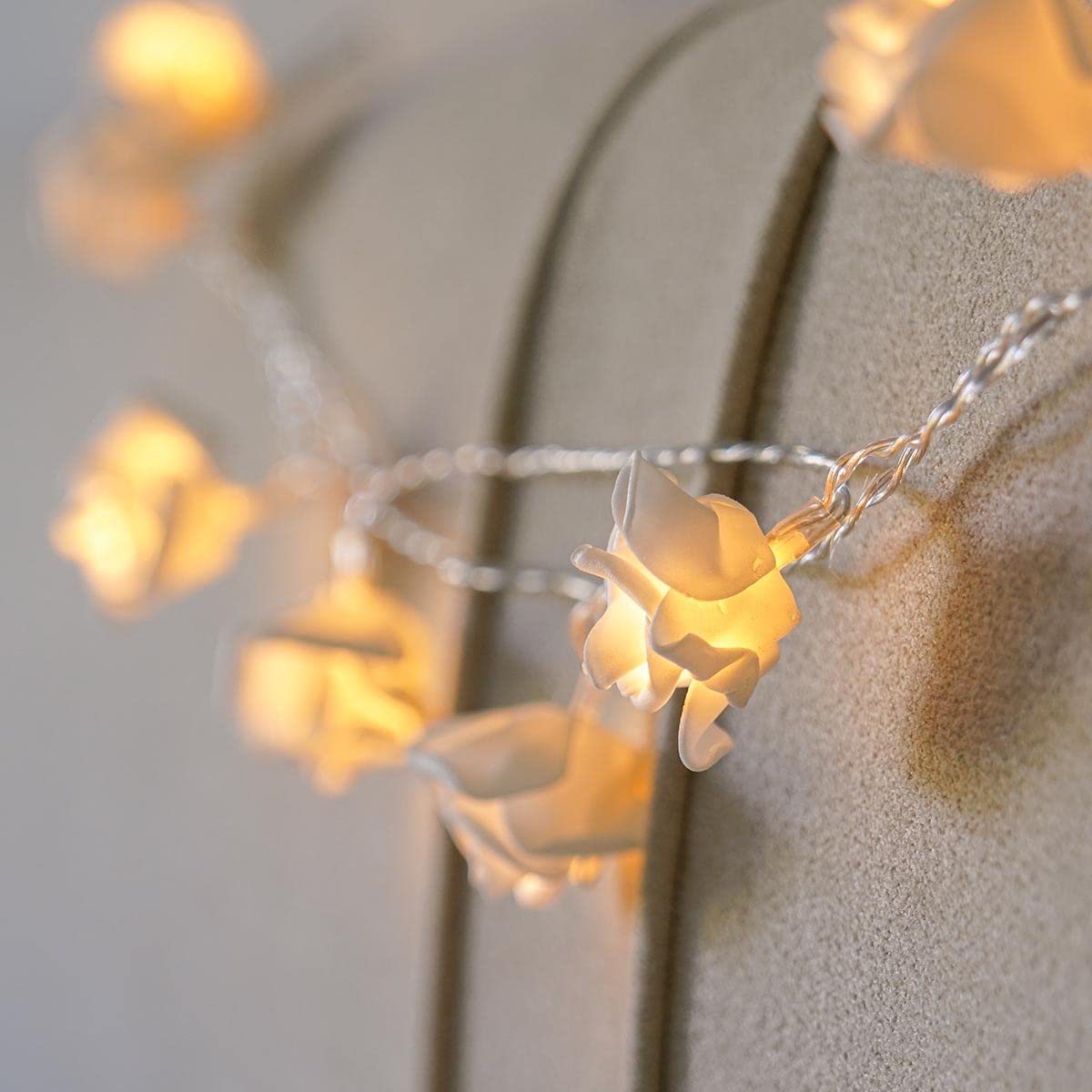 Festive Lights - 3.9m Battery Powered Rose Flower Petal Fairy String Lights – 20 Warm White LEDs on Clear Cable – Indoor Floral Lighting with Timer for Weddings, Bedrooms, Interiors & Celebrations