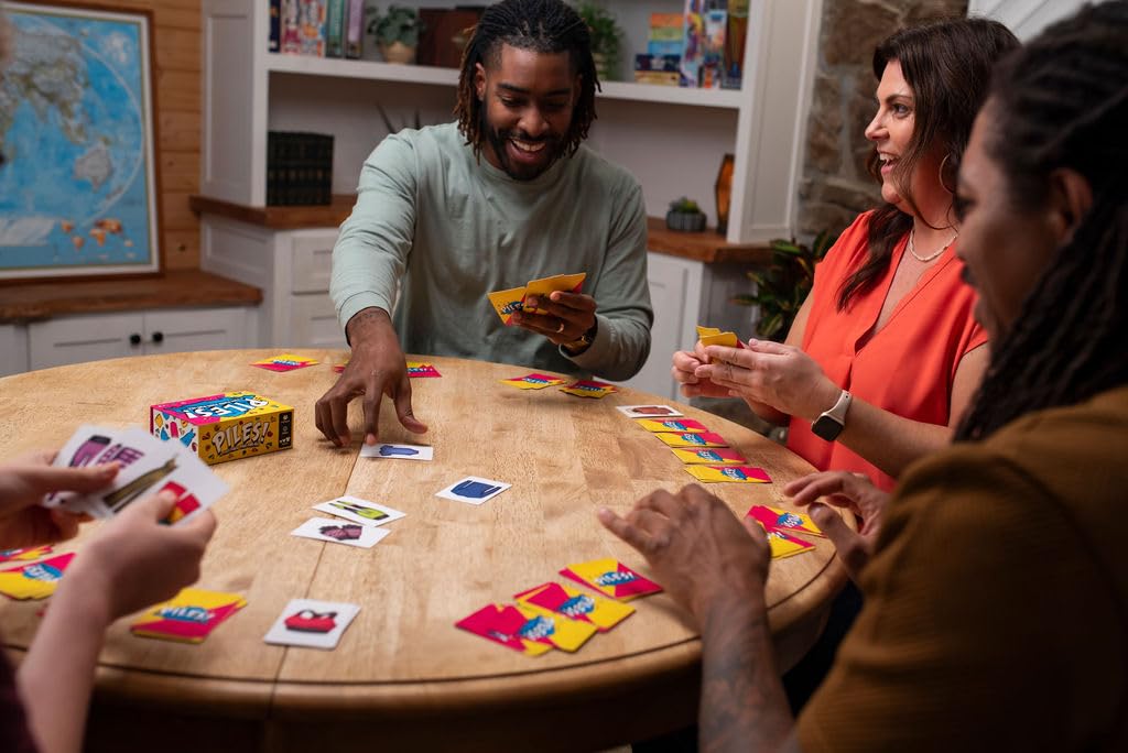 Game Factory 646073 Piles, schnelles Kartenspiel für 2 bis 8 Personen, rasantes Sammelspiel, Reaktionsspiel für Erwachsene und Kinder ab 8 Jahren, deutsche Edition 6