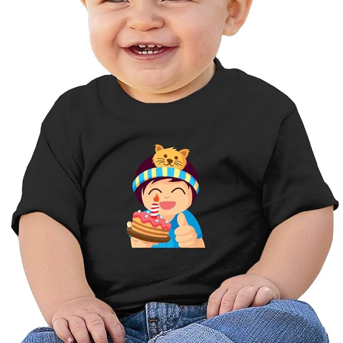 Amazon Co Jp ケーキのバースデーカードを持つ男の子子供服 ベビーt