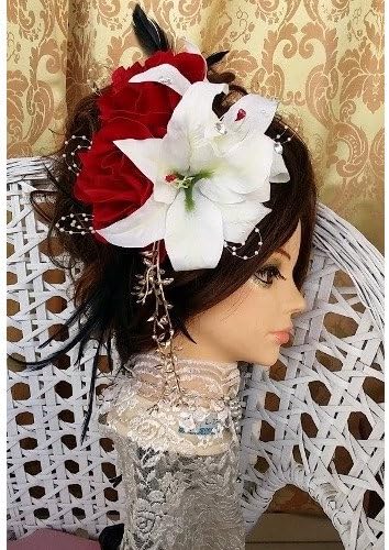 Amazon 成人式 結婚式 入学式 卒業式 パーティー 浴衣 リジナル髪飾り ヘッドドレス ゴージャスな百合の髪飾り カサブランカ ユリ 羽根 001ゆり黒羽根２ レディース 通販