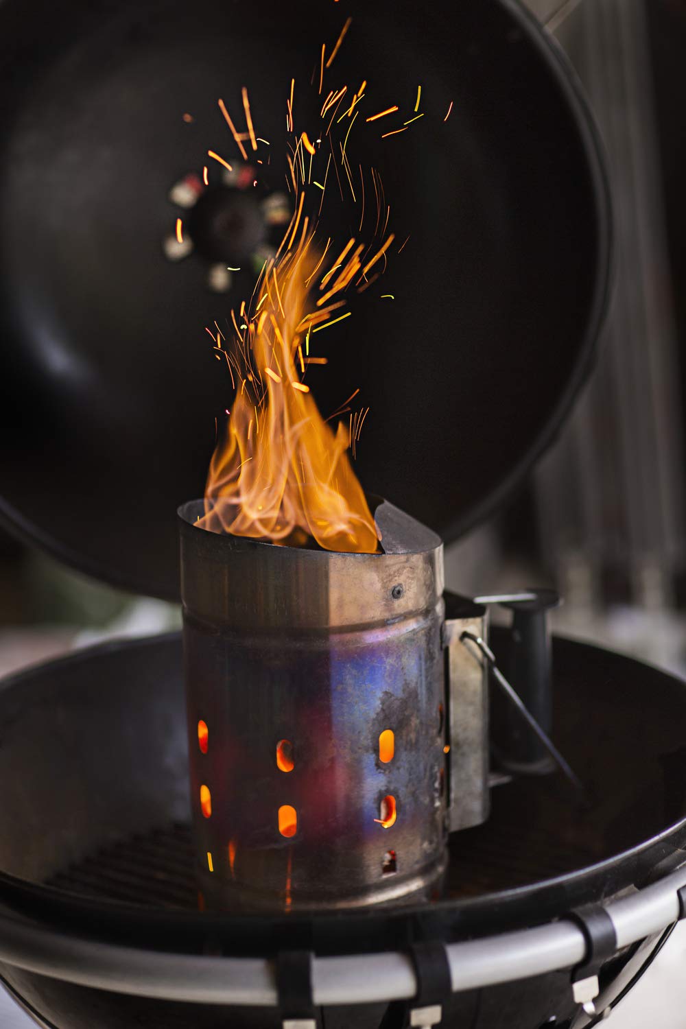 RÖSLE Anzündkamin, Hochwertiger Grillkohleanzünder aus Edelstahl, Funkenschutz, Griff mit Hitzeschutzblech, Haltebügel, Schwarz 3