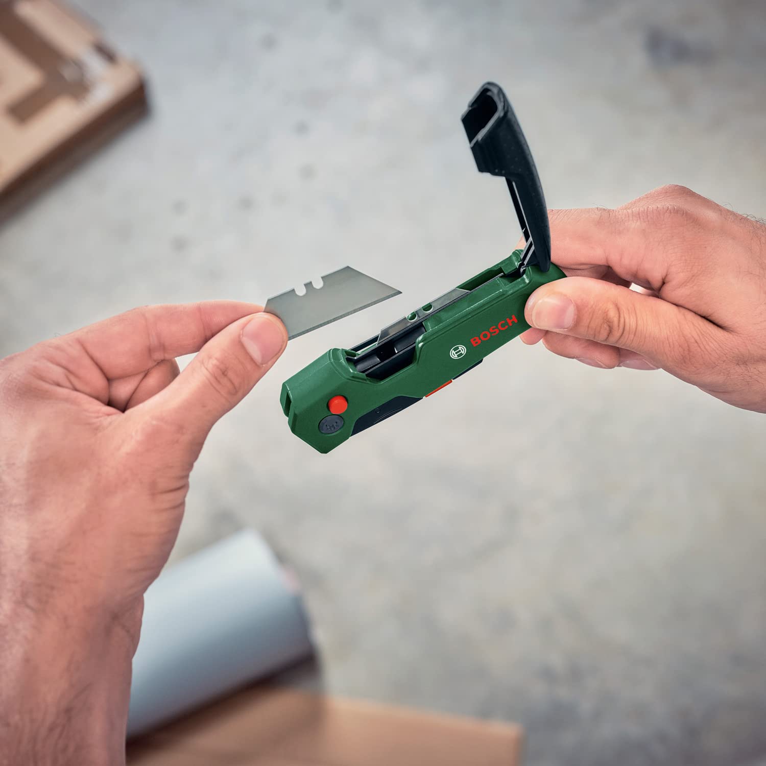 Bosch Klappmesser (kompaktes, robustes Klappmesser für Heimwerker; Edelstahl; einhändiges Öffnen; schneller Klingenwechsel; Gürtelclip; Klingenaufbewahrung; mit 3 SK5-Stahlklingen) 5