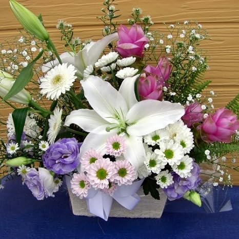 Amazon 57 お供えの花 カサブランカ またはシベリア等オリエンタル系の白い百合 のアレンジ 花とハーブの店フェアリー フラワーアレンジメント 通販