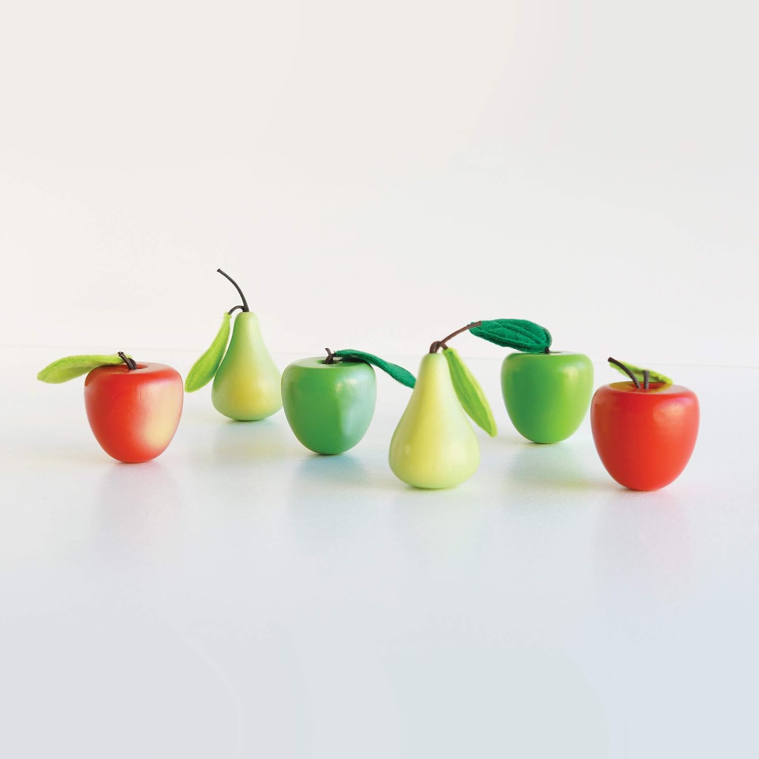 Le Toy Van - Wooden Honeybee Market Apples & Pears Crate, Multicoloured - Image 3
