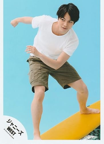 Amazon 重岡大毅 ジャニーズwest 公式生写真 シルエット 衣装白 黄色サーフボード 背景水色 アイドル 芸能人グッズ 通販