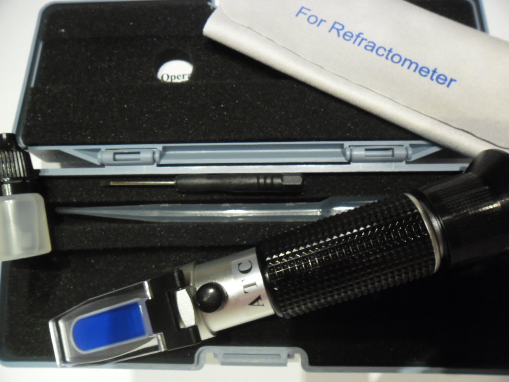 Refractometer with ATC Brix sugar content 0-32% sugar content and beer wort, SG word 1000-1130, grape must, and concentrations of drinks, brewing beer, with calibration fluid 3012.