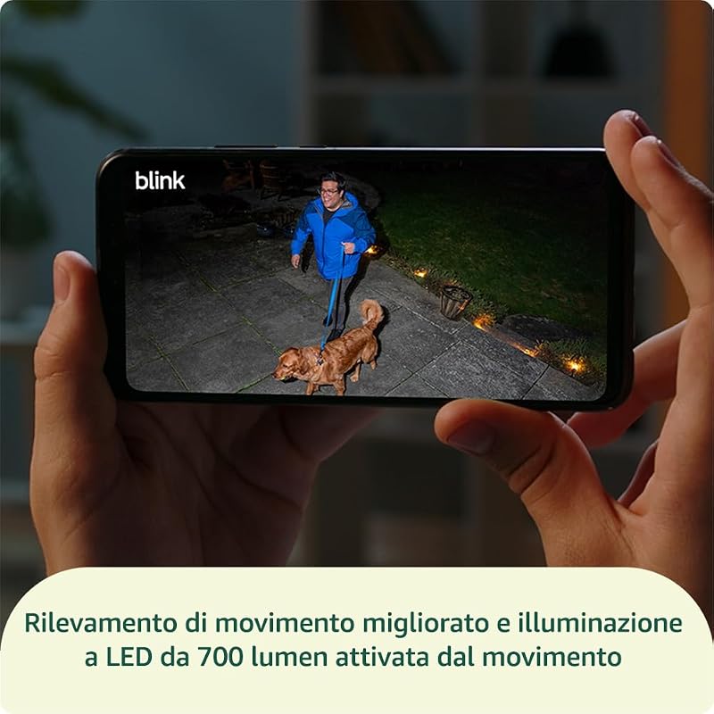 Videocamera esterna con proiettore Blink (ultimo modello) | Videocamera di sicurezza smart senza fili, LED da 700 lumen, durata delle pile‌ di due anni | Modulo di sincronizzazione di base incluso