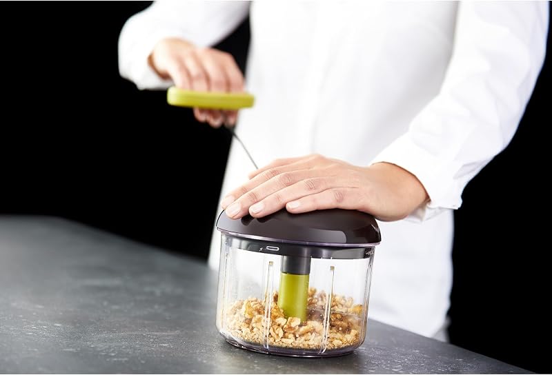K13210 5-Sekunden-Zerkleinerer ohne Strom, 900ml; Universalzerkleinerer für Gemüse, Obst, Nüsse, Knoblauch, Babynahrung. Inklusive zusätzlichem Ice-Crusher-, Püree- und Rühreinsatz, schwarz/grün