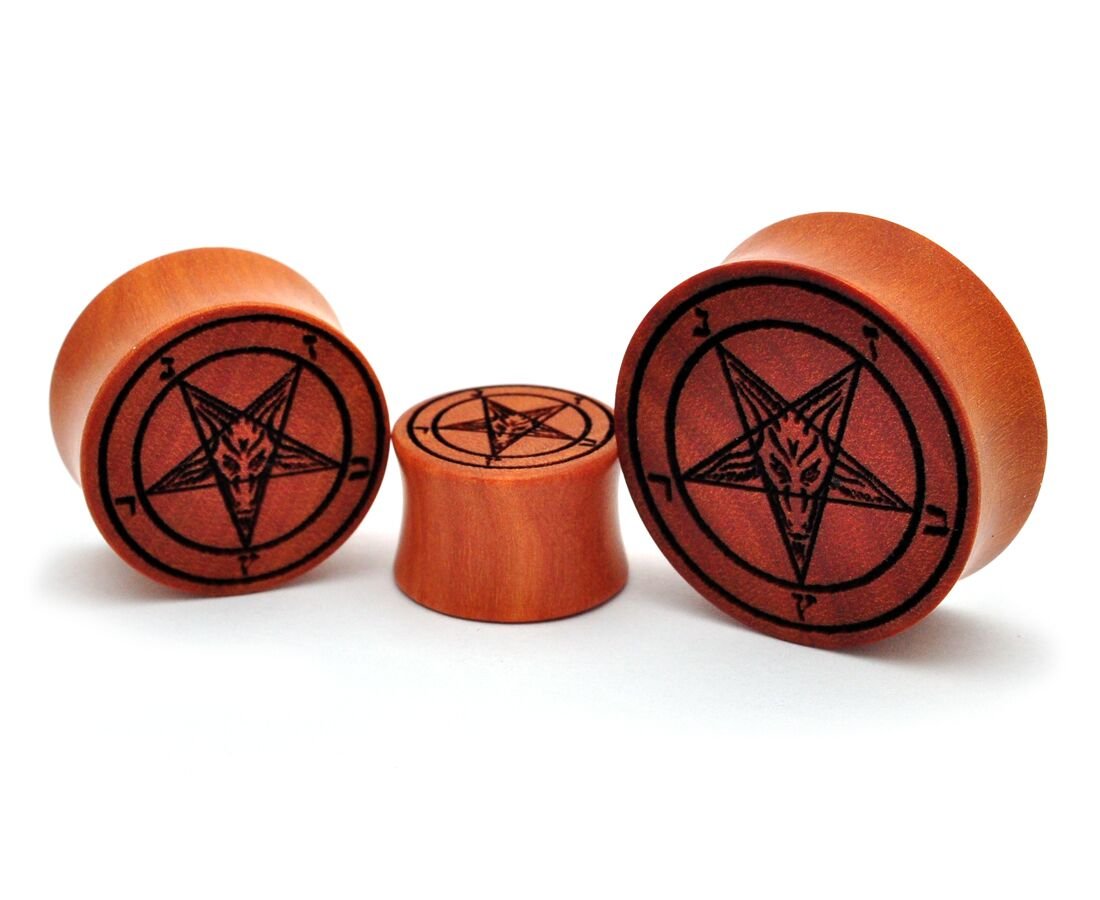 Mystic Metals Body Jewelry Tapones de pentagrama Baphomet de madera de Saba grabados con láser (PW-251) – Se venden como un par (1-1/8 (28 mm))