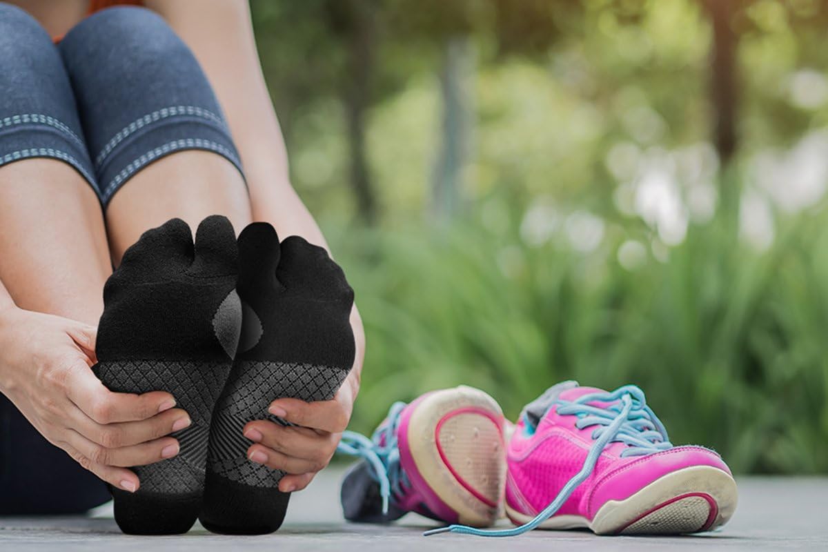 OrthoSleeve BR4 Bunion Relief Socks (1 Pair,Black,Medium) Split-Toe Design Separates Toes, relieves Bunion Pain and a targeted Bunion pad Reduces Toe Friction and relieves Hallux valgus Pain: Health & Personal Care
