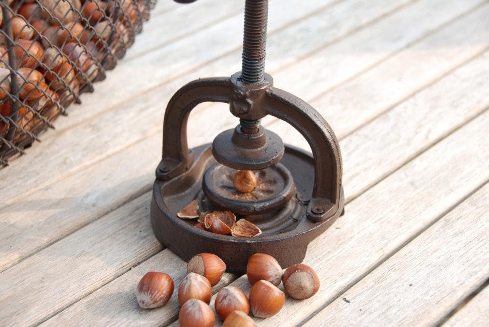 Esschert Design C3031 Nutcracker, Cast Iron, Brown, 13.8 x 13.7 x 16.6 cm, 13.8 x 13.7 x 16.600000000000001 cm - Image 4