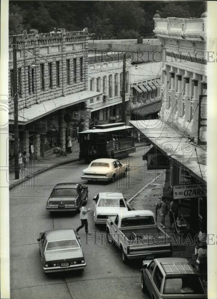 Historic Images - 1985 Press Photo A Four Wheel Trolley in Eureka Springs, Arkansas, Ozark Town.