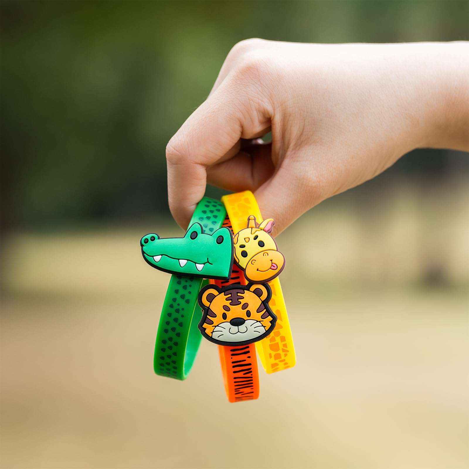 DMIGHT Jungle Safari Party Favors 30 Pcs Wild Animals Slap Bracelets and Rubber Wristband for Kids Birthday Gifts, Wild Theme Party favors for Kids Birthday Party Jungle Safari Party Supplies