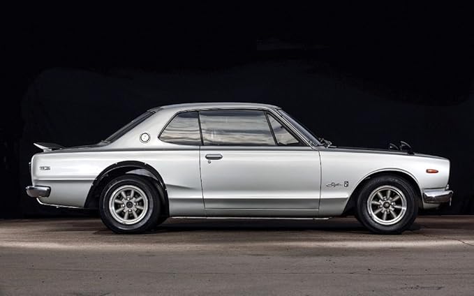 Amazon Co Jp 絵画風 壁紙ポスター はがせるシール式 日産 スカイライン 00gt R 初代 2ドアht 後期型 Kpgc10型 ハコスカ 1971年 キャラクロ C10 009w1 ワイド版 921mm 576mm 建築用壁紙 耐候性塗料 車 バイク