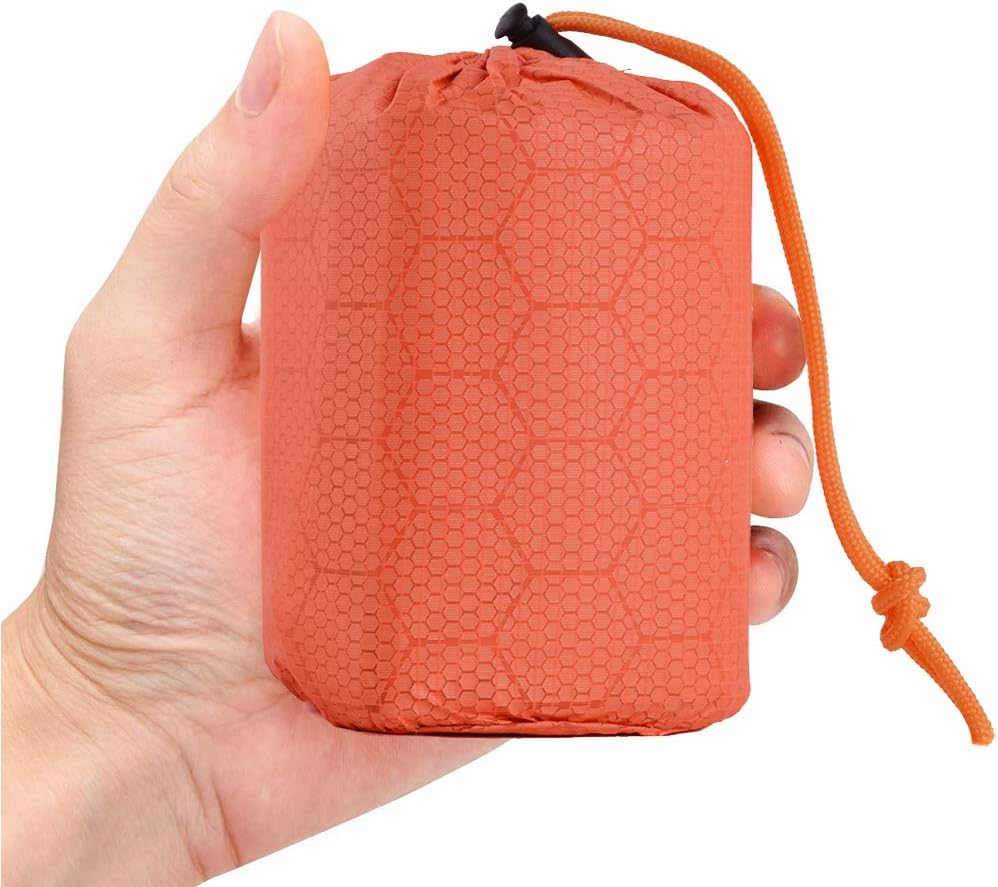 LadyRosian Emergency Blankets Poncho 4 Pack - Raincoat for Camping Any Outdoor Activity - Keeps Dry and Warm Blanket Poncho - Aluminum Membrane Raincoat Disposable: Kitchen & Dining