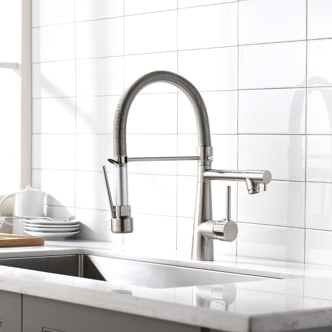 cucina con rubinetto di movimento