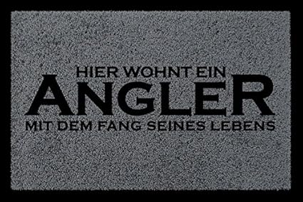 SCHMUTZMATTE Geschenk HIER WOHNT EIN ANGLER Fußmatte Hobby Flur Dunkelgrau