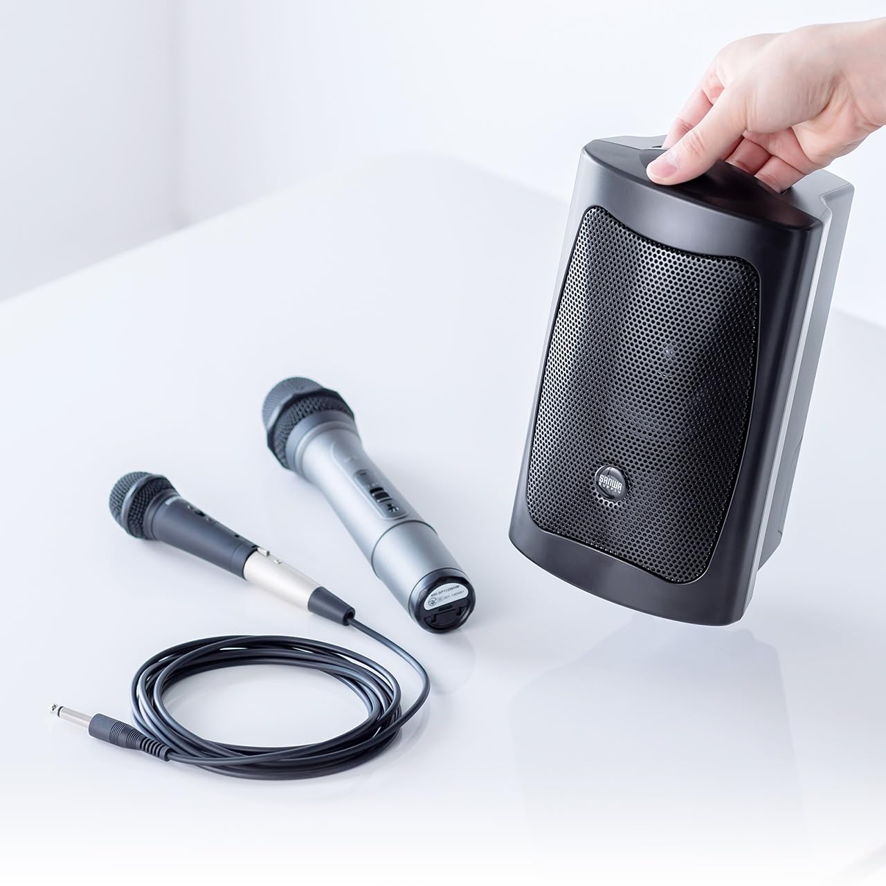 サンワダイレクト マイク スピーカーセット 【乾電池/AC電源】 有線マイク1本・ワイヤレスマイク1本 高出力16W 拡声器 小型 イベント 会議用 400-SP112商品画像