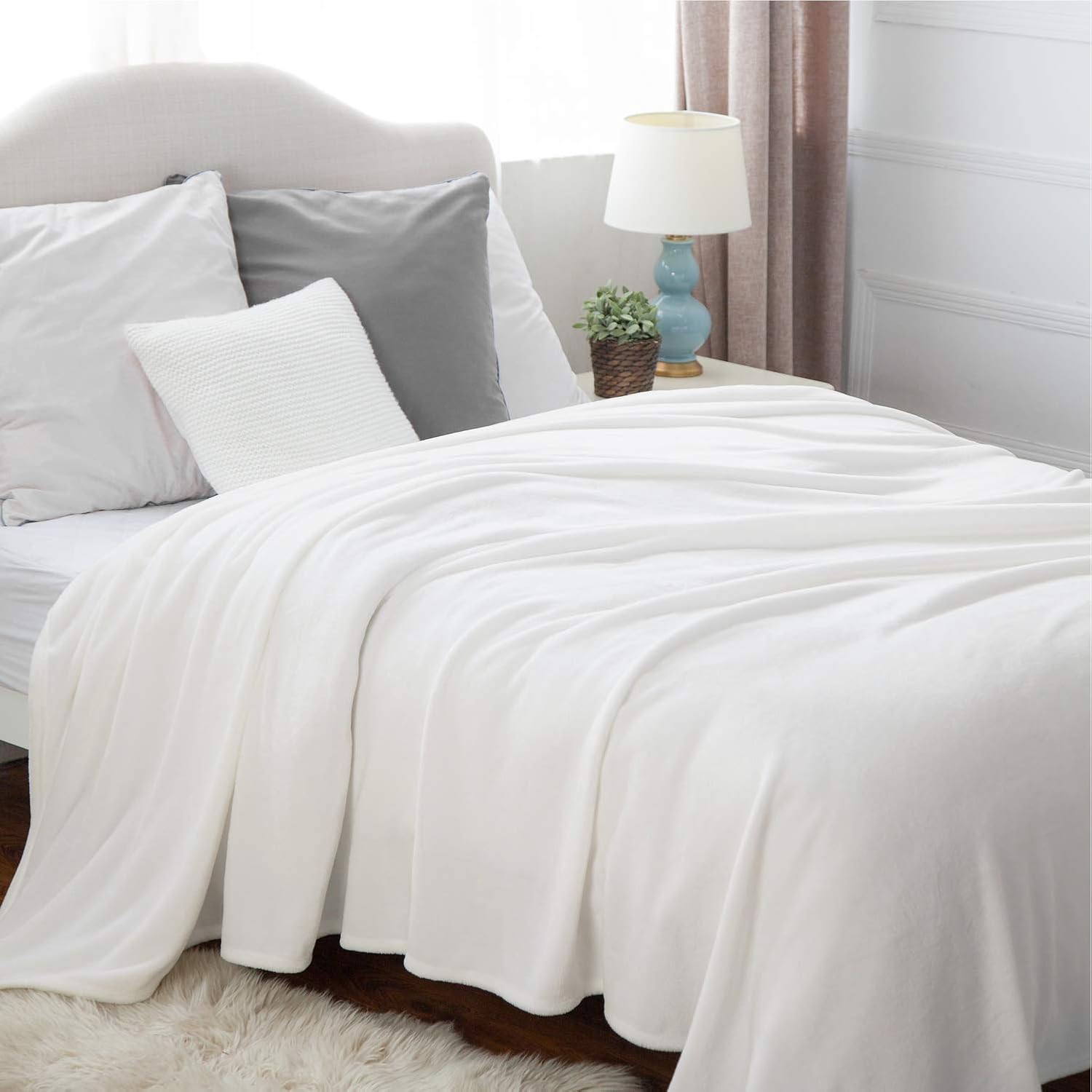 Bedsure Fleece Blanket Queen Size White Lightweight Super Soft Cozy Luxury Bed Blanket Microfiber: Home & Kitchen