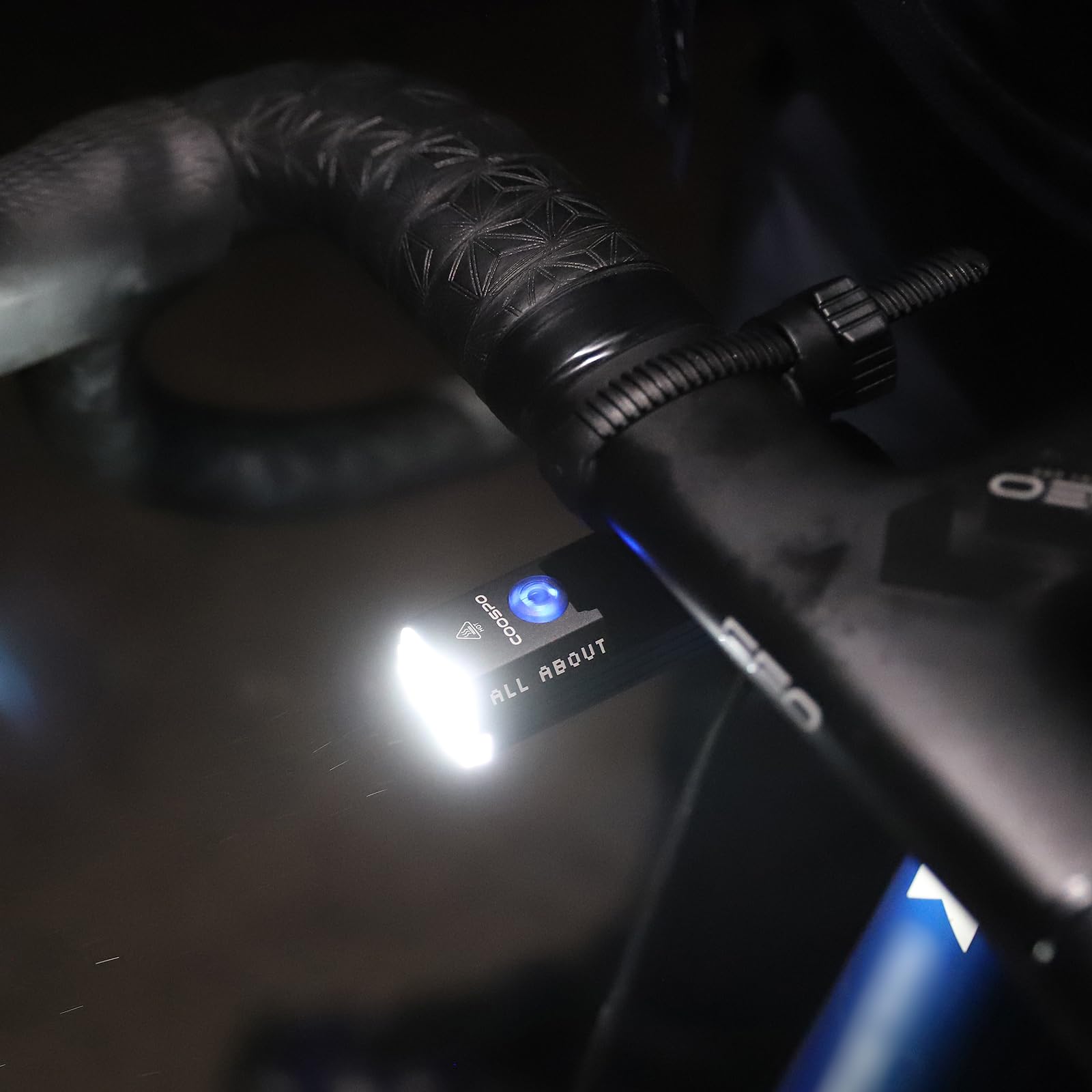 COOSPO Pixel Bike Light 900 Lumens,Type-C Rechargeable Bicycle Headlight for Night Riding,Waterproof 4 Modes Cycling Light for E-Bike/Road/Mountain/City Bike(White)