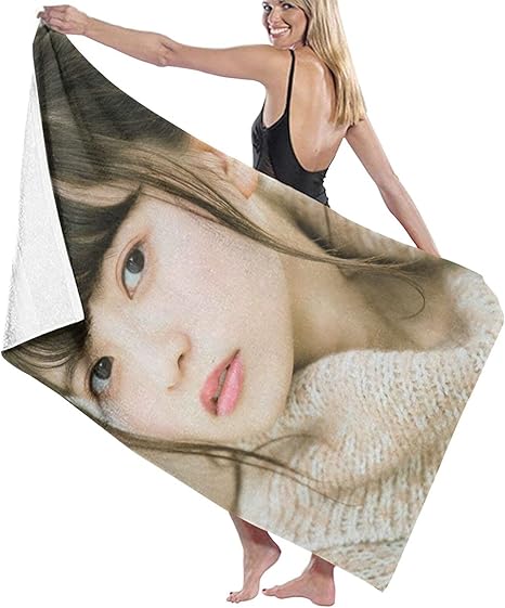 Amazon Co Jp おしゃれ バスタオル 齋藤飛鳥 さいとう あすか 4 抗菌防臭 吸水 軽量 通気性 肌触り良い 耐久性 通気性 色褪せない 家庭用 旅行用タオル 便利 おしゃれ 80 130cm ホーム キッチン