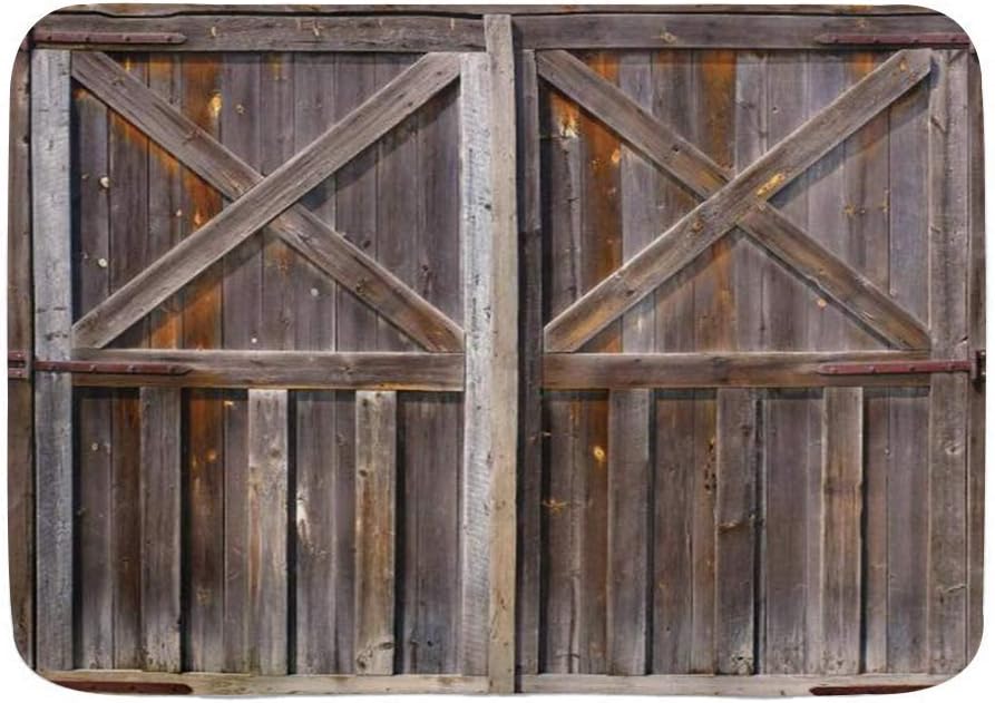 Badematte Teppich, rustikale alte hölzerne Scheunentür des Bauernhauses