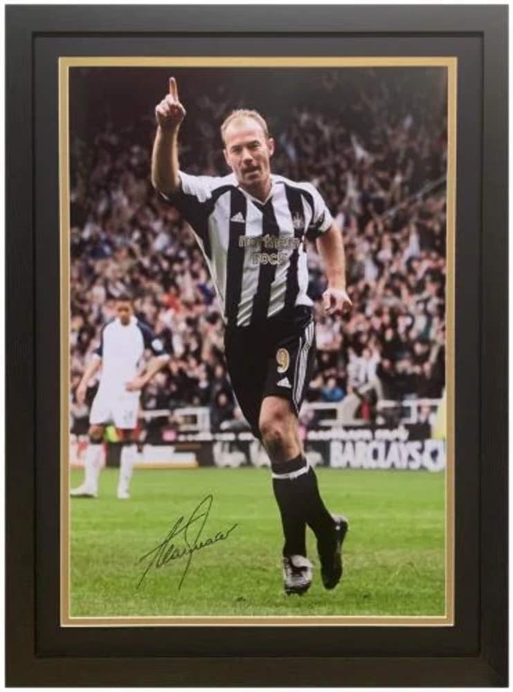 Amazon Newcastle United Fc Shearer Signed Framed Print ニューカッスル ユナイテッドfcシアラーは額入りプリントを締結します Tfs スポーツ アウトドア
