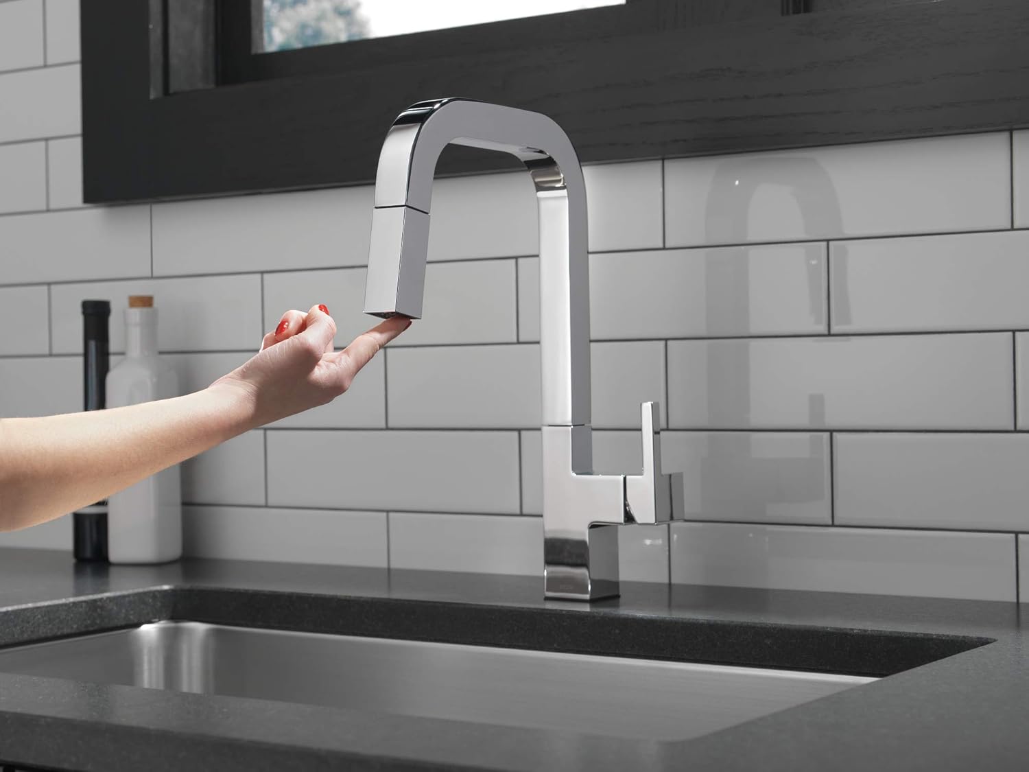 Delta Faucet Junction Chrome Kitchen Faucet with Pull Down Sprayer, Kitchen Sink Faucet, Faucets for Kitchen Sinks, Single-Handle, Magnetic Docking Spray Head, Chrome 19825LF - - 