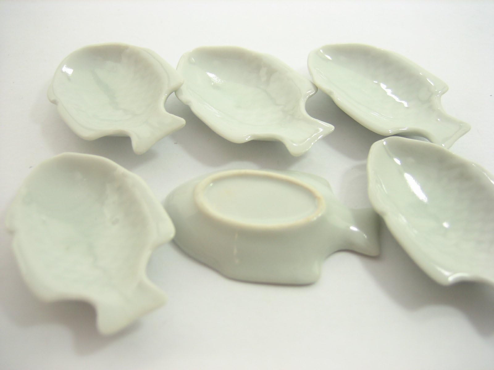 6 White Plate Dish Fish Shape Dollhouse Miniature Art Ceramic Kitchenware 10687