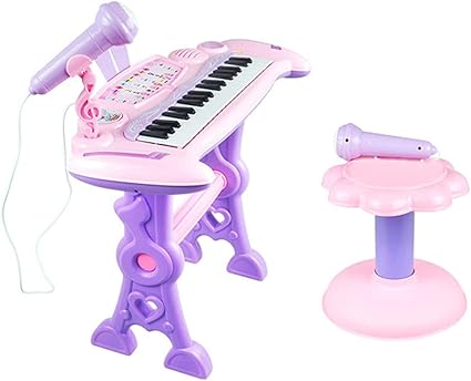 piano de niña con microfono