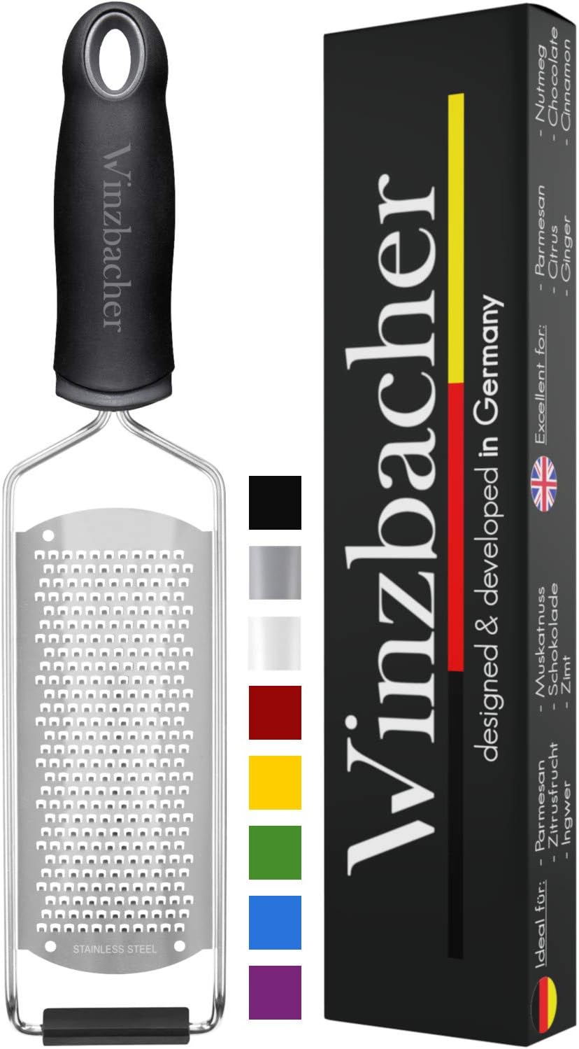 Winzbacher® - Premium Zester Reibe I Parmesanreibe, Zitronenreibe, Muskatnuss Reibe, Ingwerreibe u.v.m. I rasiermesserscharfe Edelstahl Klinge I Spülmaschinenfest I inkl. Schụtz & Reinigungsbürste