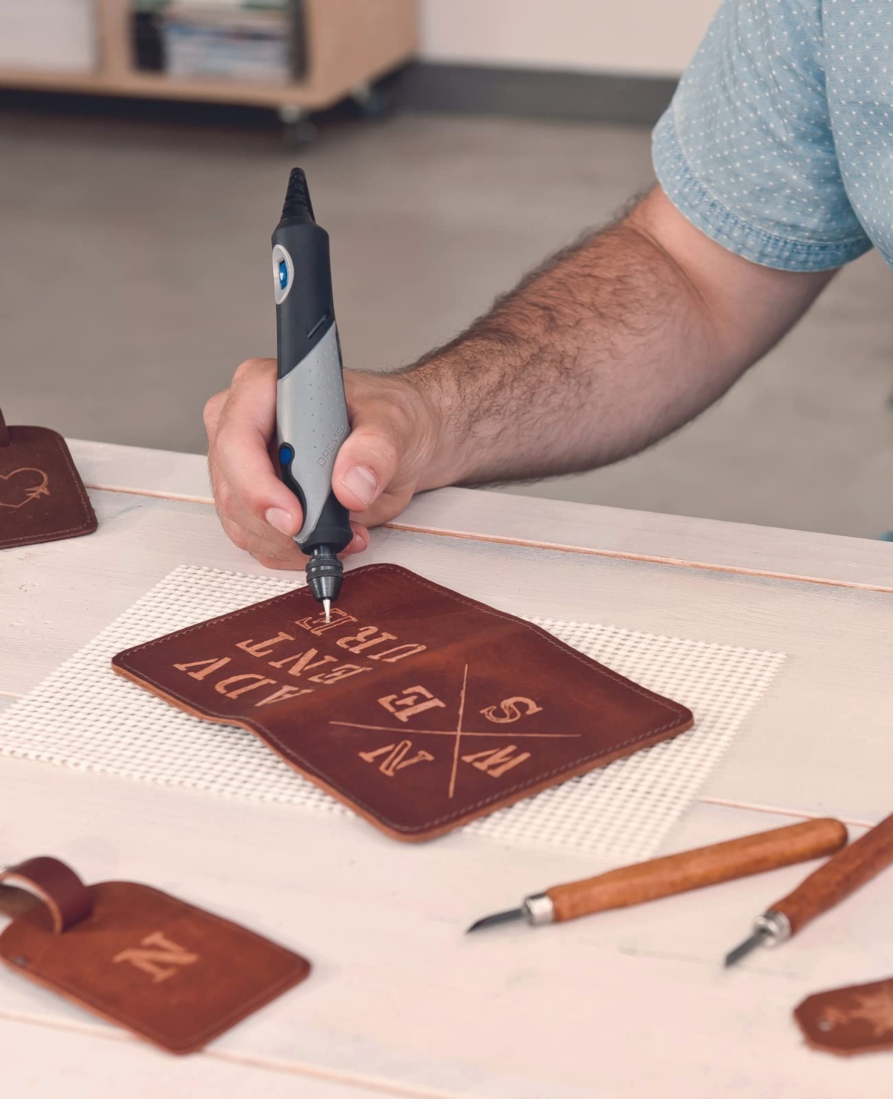 Dremel 2050 Stylo+ Multifunktionswerkzeug 9W Set (mit 15 Zubehören, Variable Drehzahleinstellung bis 22.000 1/min für Gravieren und Kreative Aufgaben mit Glas, Holz, Leder, Stein) mit Kartonverpackung 4